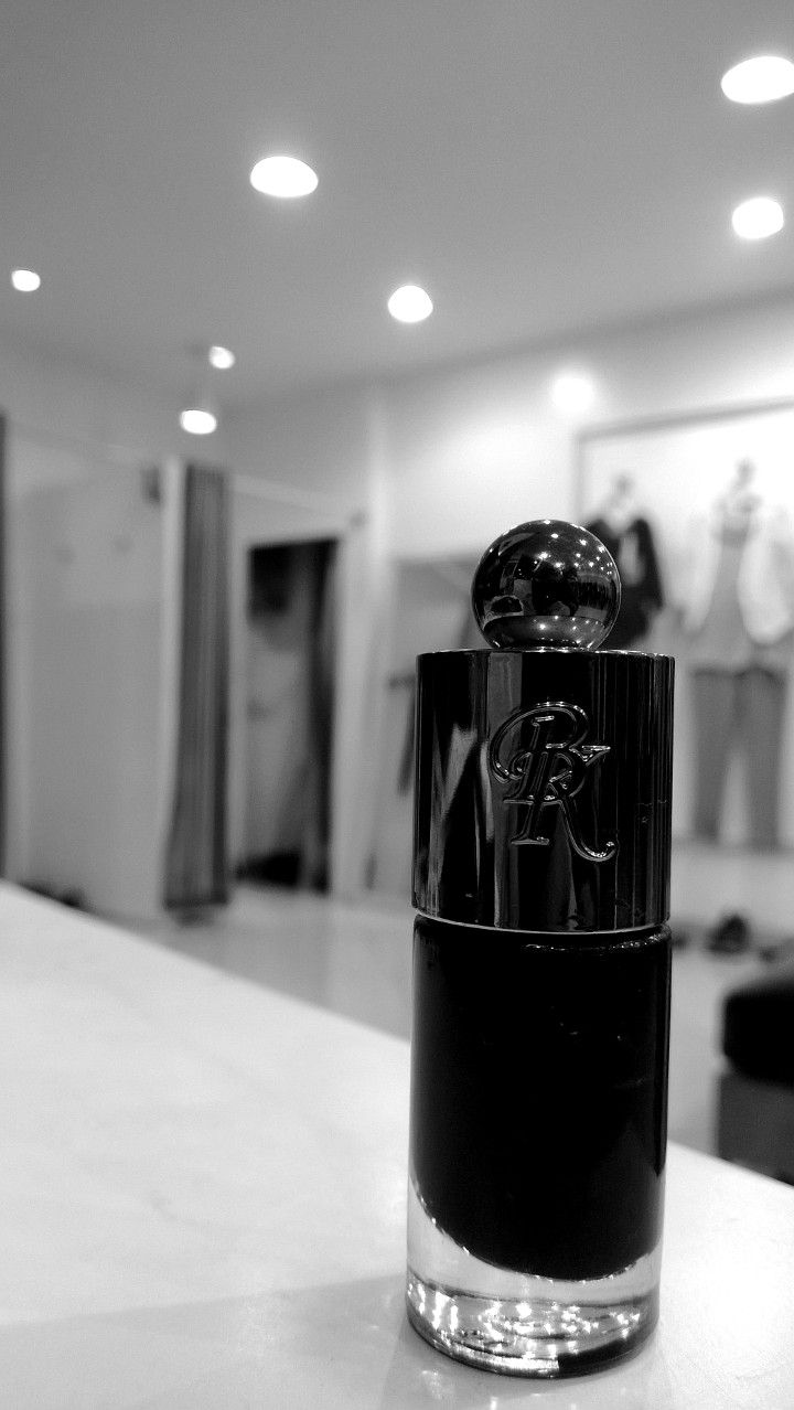 一瓶红色的指甲油