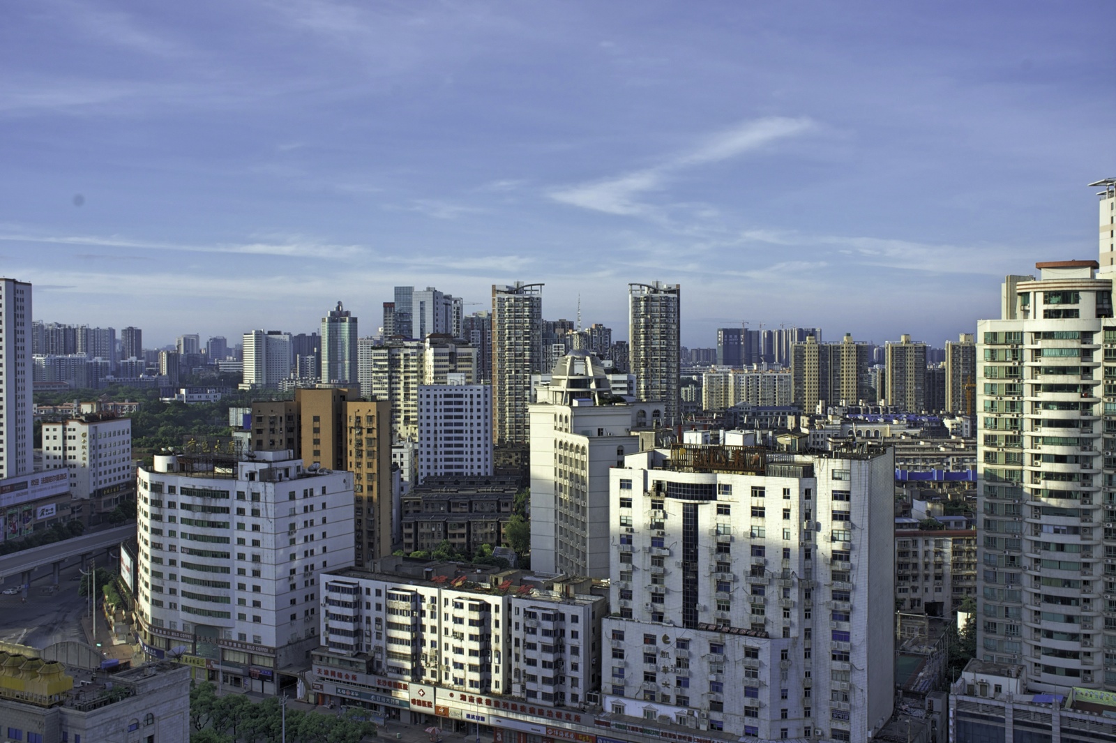 使用了正常曝光至过曝的三张照片合成的