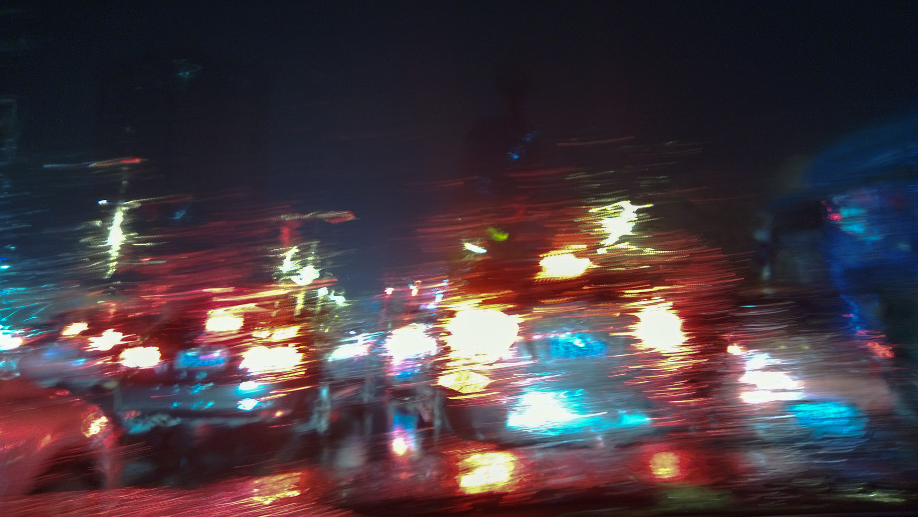 油画-动感的车尾灯，使用Nokia 920 对着满是雨水的前挡风玻璃拍的