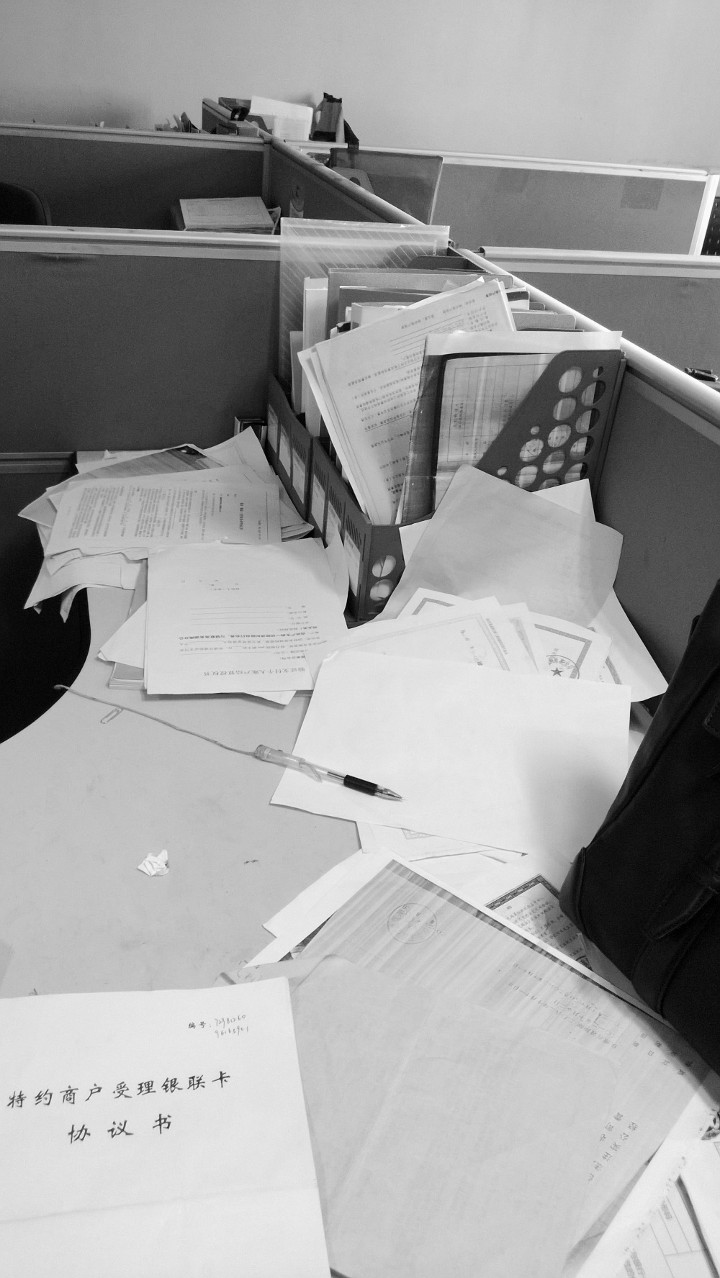 银联商务长沙某个员工的工作台