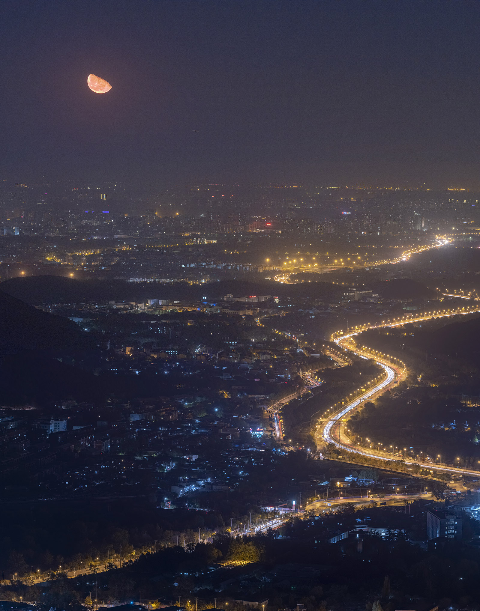 月夜，北京西五环下的车流